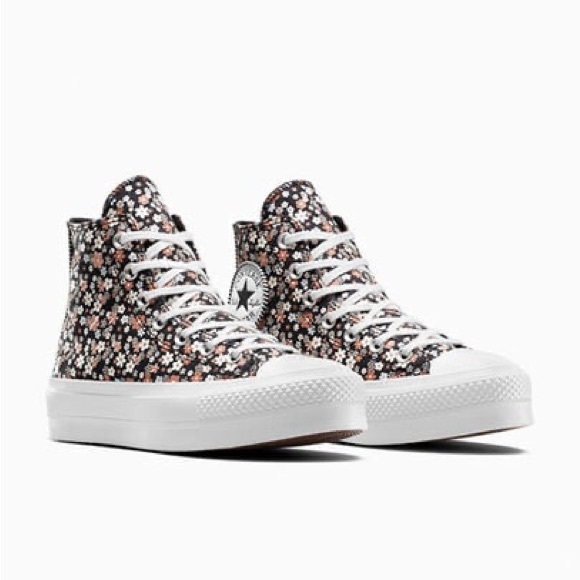 Converse Shoes - Chuck Taylor All Star Lift Platform Petite Petals NWOB